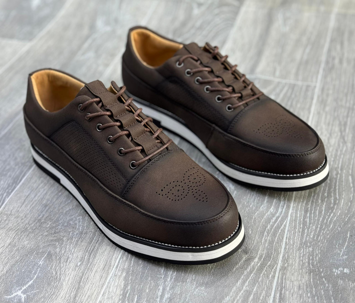 chaussures de ville marron pour hommes.