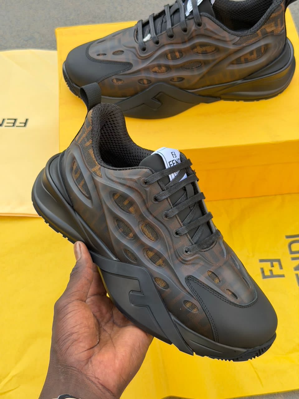 sneakers Fendi Flow en cuir noir et tissu avec motif FF.