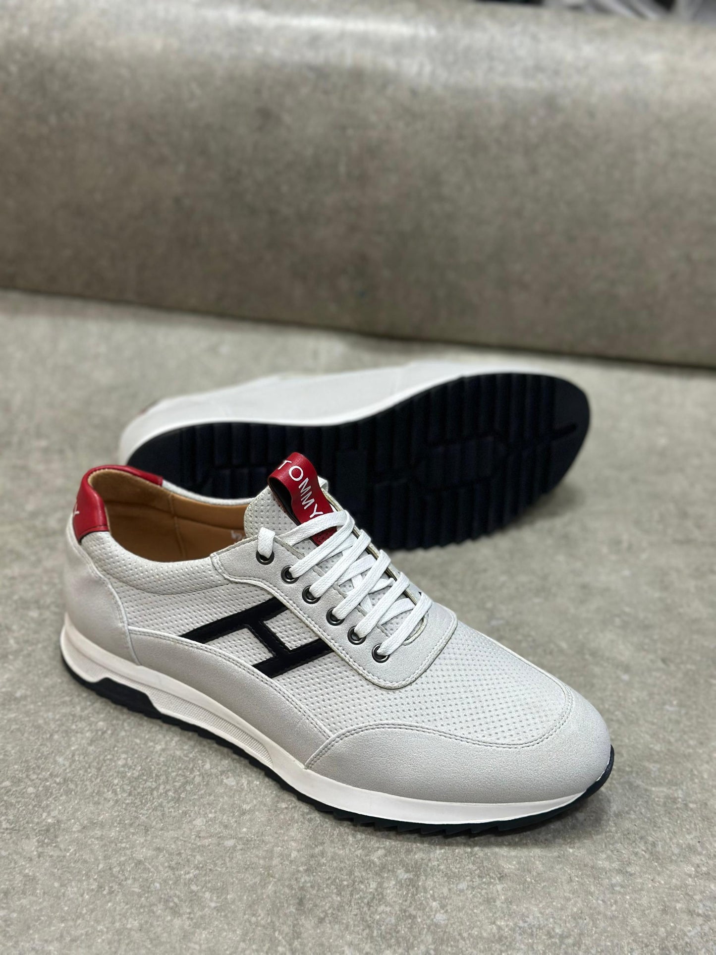 Tommy Hilfiger.