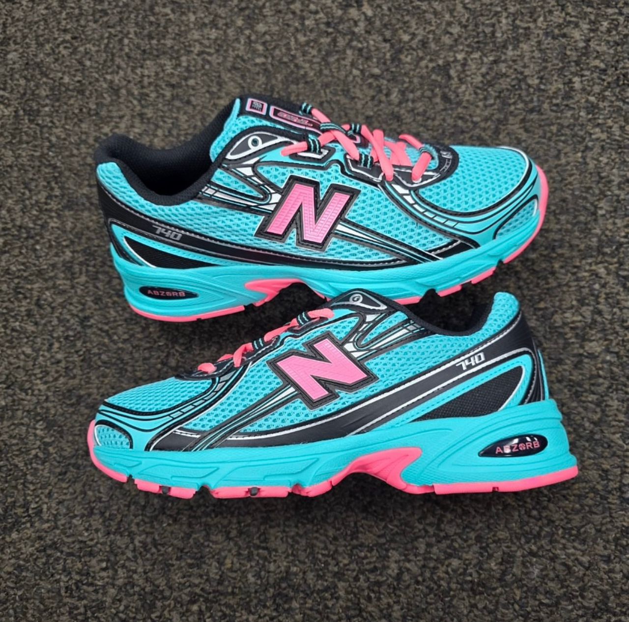 New Balance 740,