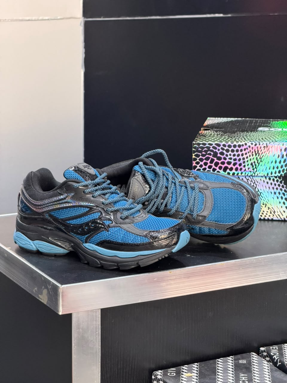 Saucony ProGrid Omni 9 "Black Glow"