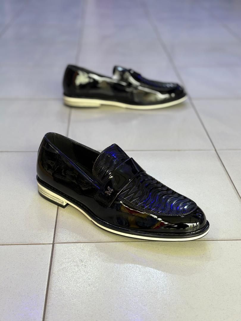 mocassins noirs pour hommes en cuir verni, avec un motif texturé