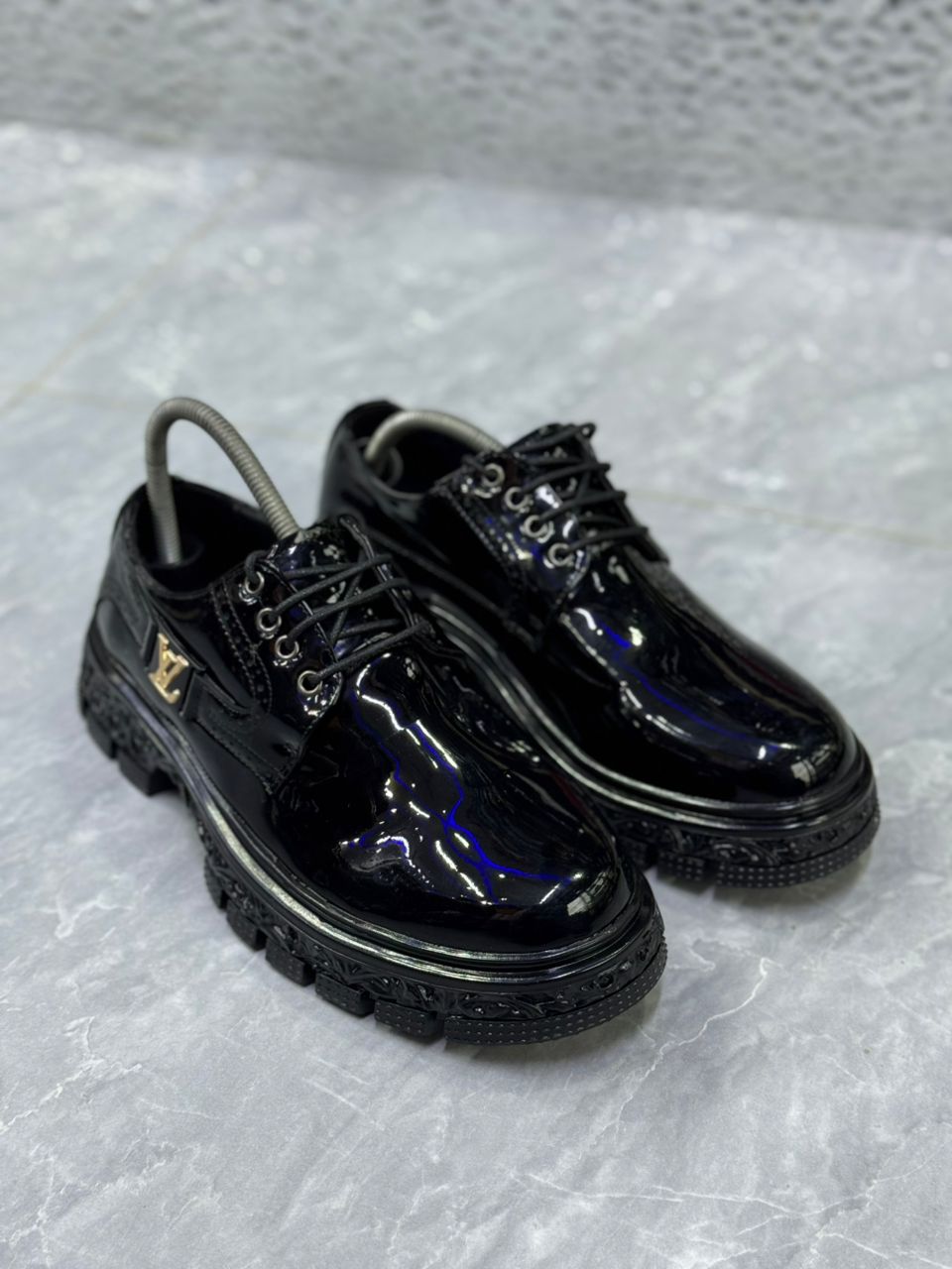 souliers Louis Vuitton en cuir verni noir
