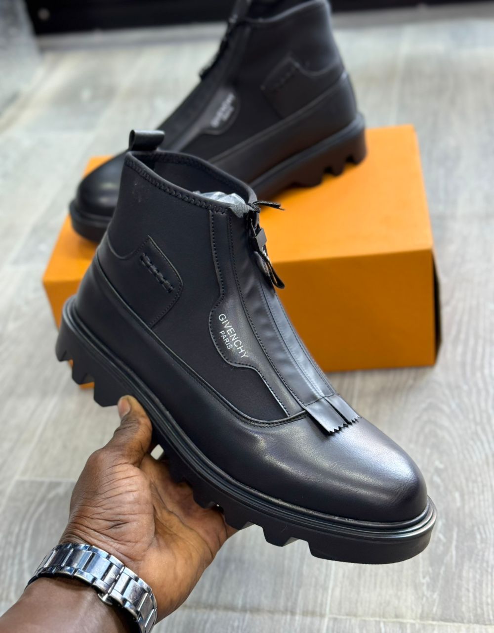 bottes de combat en cuir et néoprène Givenchy.
