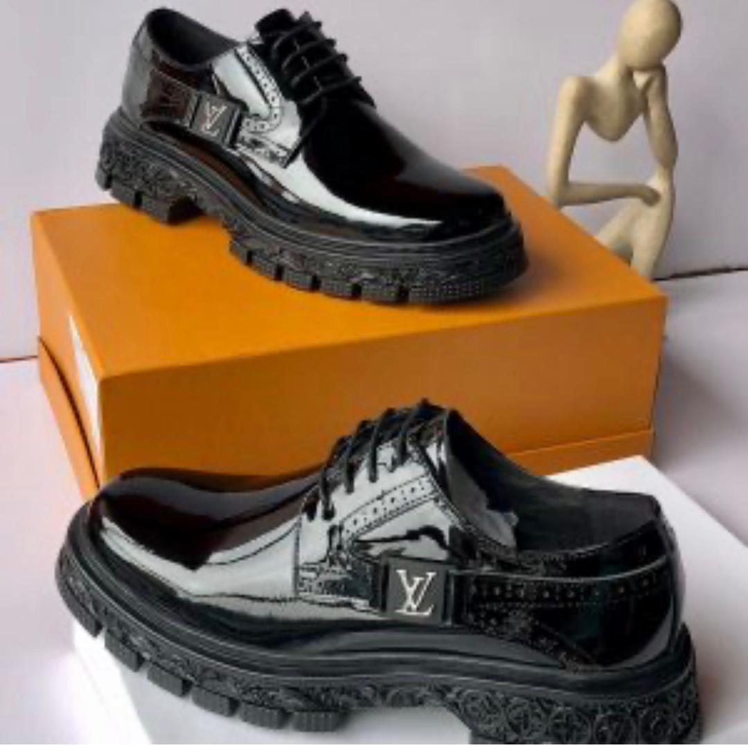 souliers Louis Vuitton en cuir verni noir