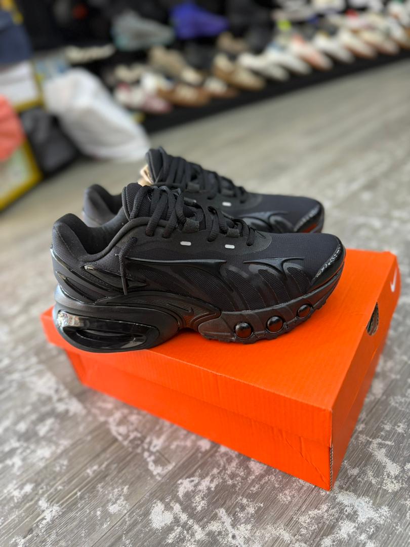 baskets Nike Air Max Dn8 de couleur noire.