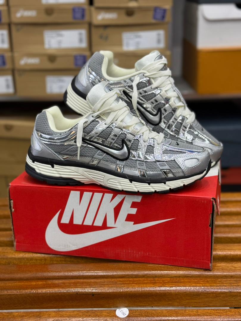 baskets Nike P-6000 de couleur argent métallisé.