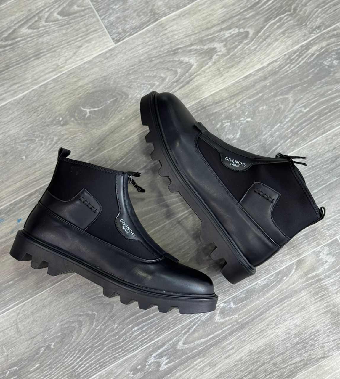 bottes de combat en cuir et néoprène Givenchy.