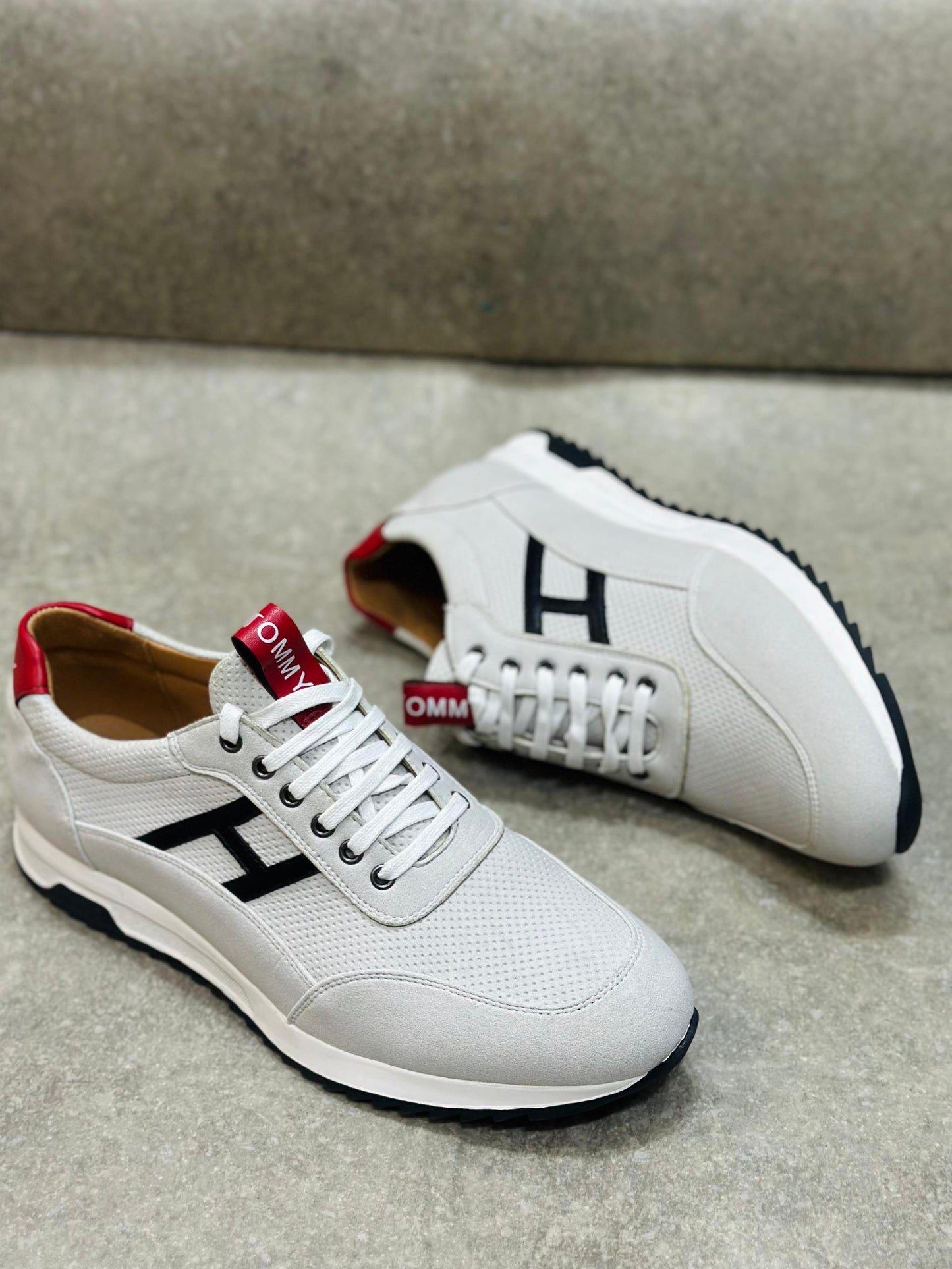 Tommy Hilfiger.