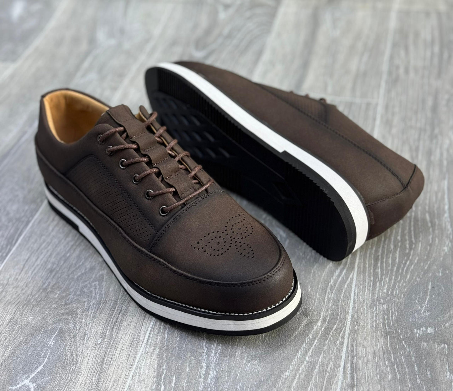 chaussures de ville marron pour hommes.