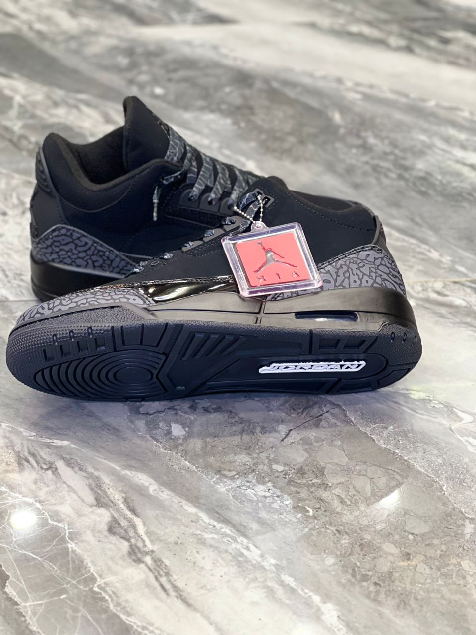 Air Jordan 3 Retro "Black Cat" de 2025.