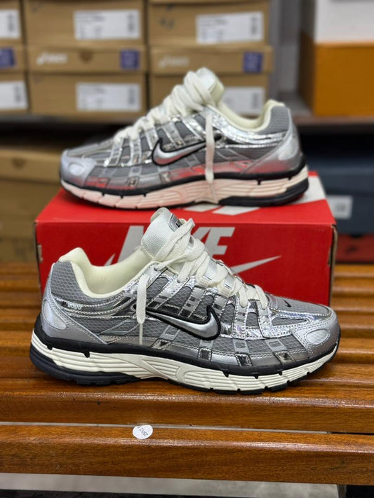 baskets Nike P-6000 de couleur argent métallisé.