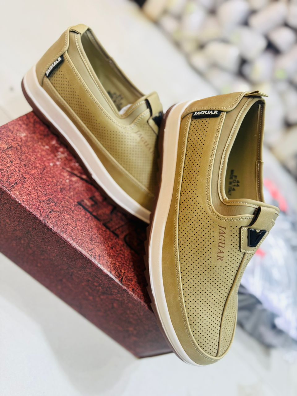 chaussures décontractées slip-on pour hommes de marque Jaguar.