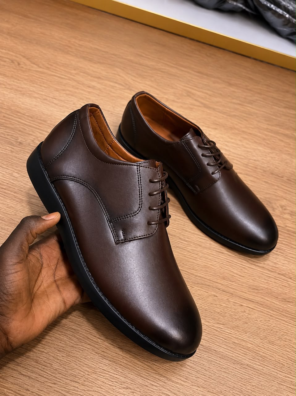 Chaussure de ville soulier Derby).