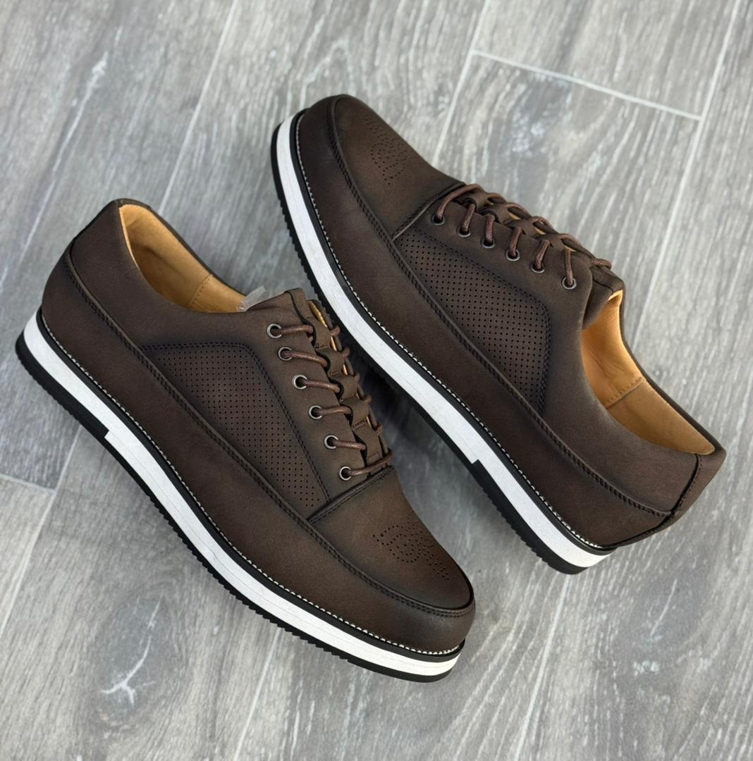 chaussures de ville marron pour hommes.