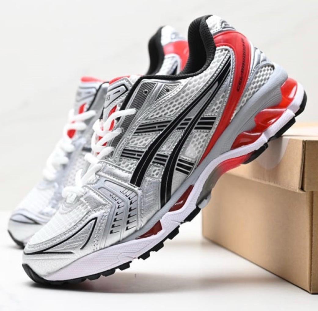 Asics Gel-Kayano 14 dans le coloris "White Classic Red".