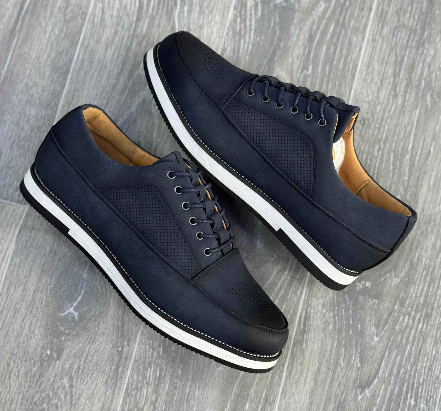 chaussures de sport habillées bleues avec des semelles blanches et un laçage assorti.