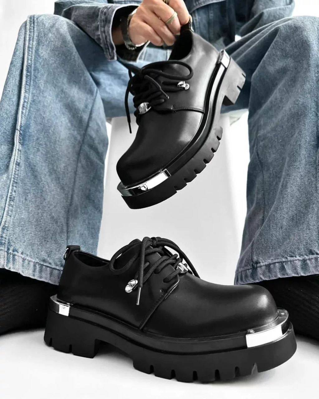 derbies à plateforme en cuir noir avec des détails en métal argenté
