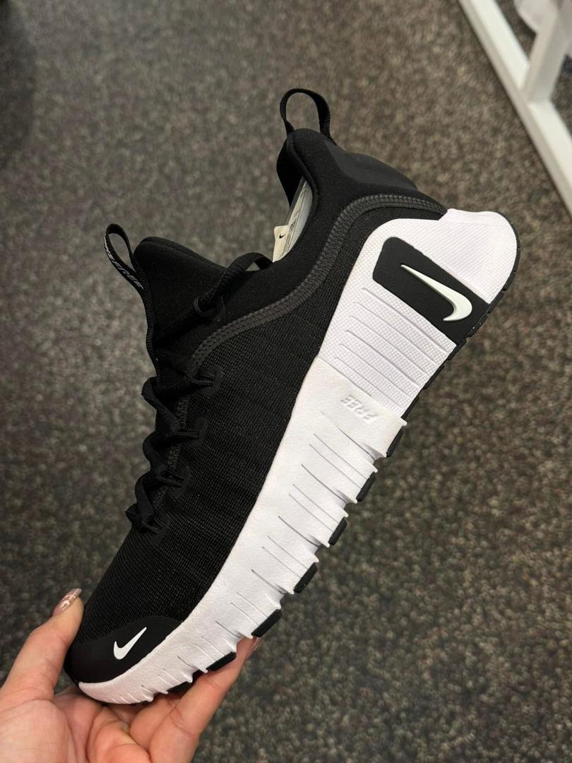 Nike Free Metcon 6 noire et blanche.