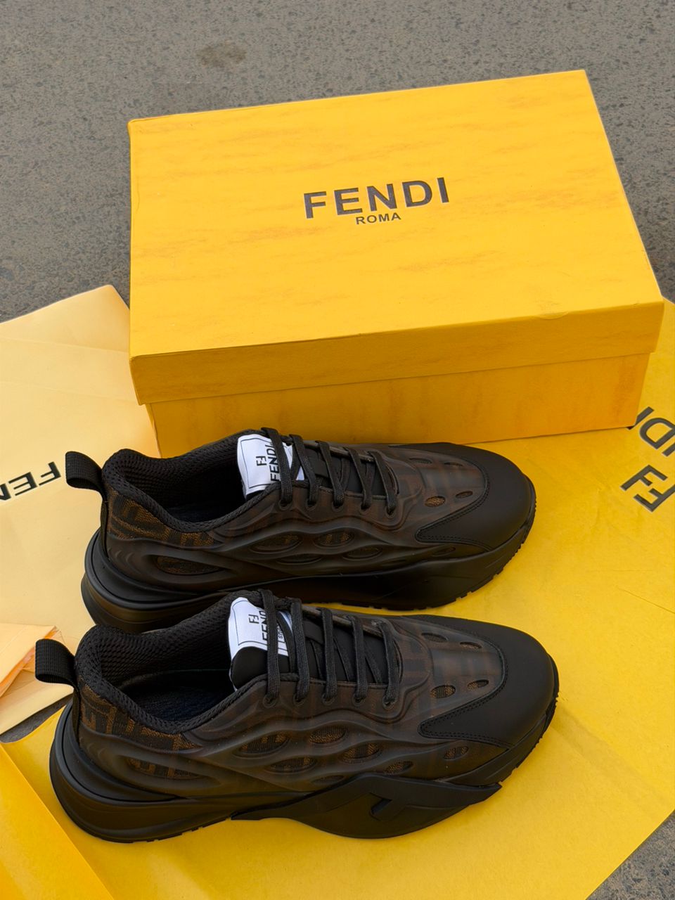 sneakers Fendi Flow en cuir noir et tissu avec motif FF.