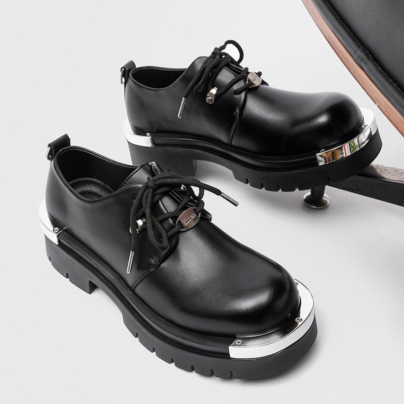 derbies à plateforme en cuir noir avec des détails en métal argenté