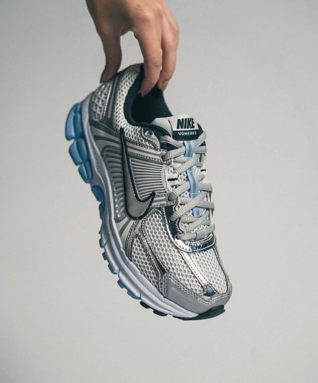 Zoom Vomero 5 Platinum Tint ou Photon Dust Metallic Silver.