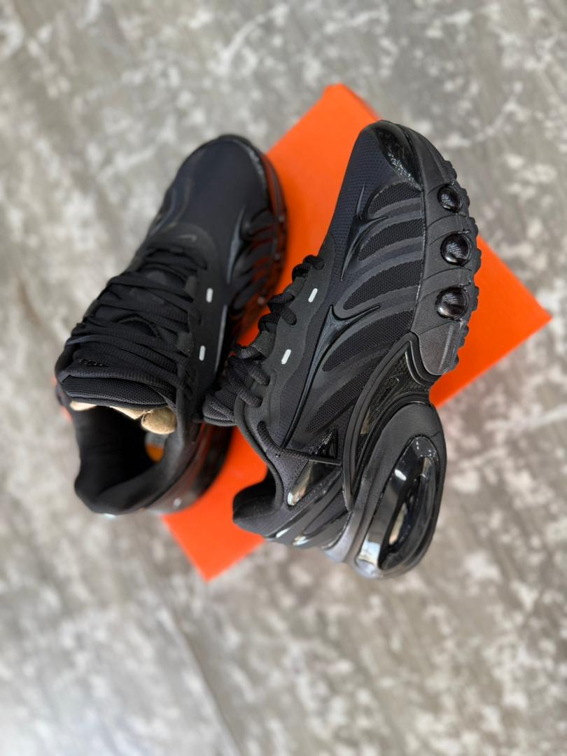 baskets Nike Air Max Dn8 de couleur noire.