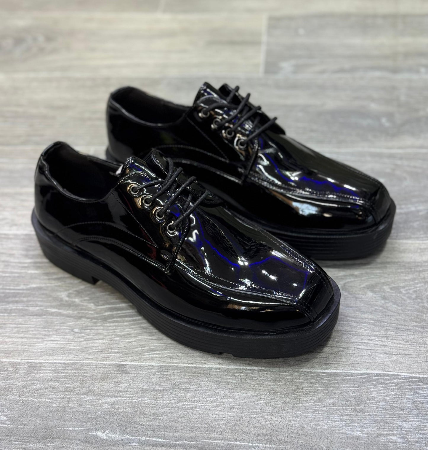 chaussures habillées en cuir verni noir,