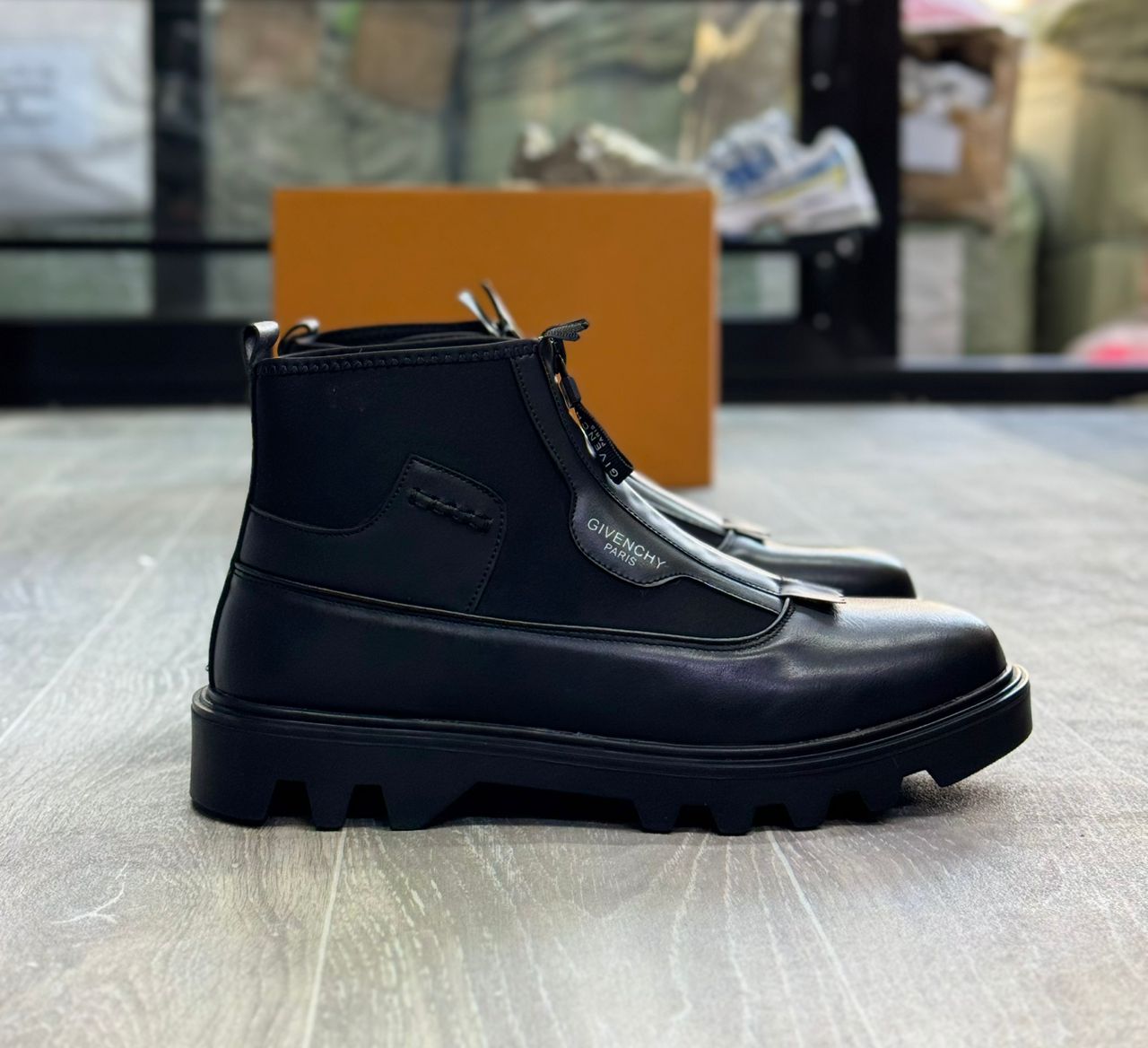 bottes de combat en cuir et néoprène Givenchy.