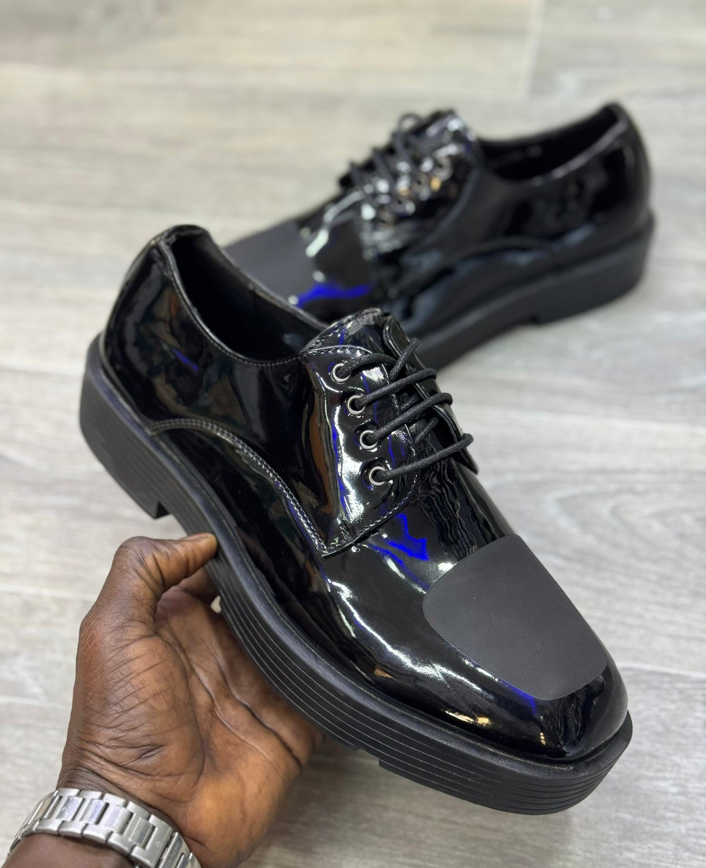 Derby pour hommes en cuir verni noir