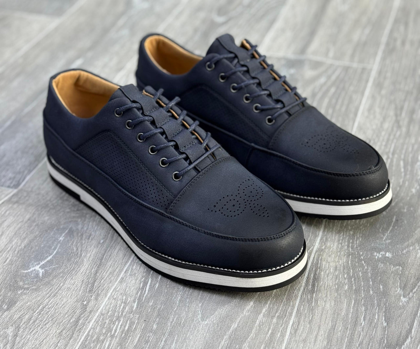 chaussures de sport habillées bleues avec des semelles blanches et un laçage assorti.