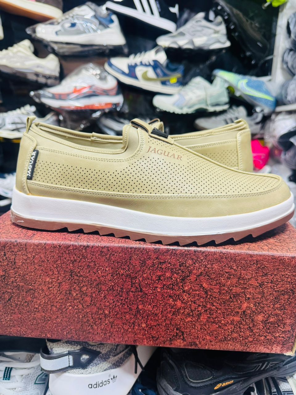 chaussures décontractées slip-on pour hommes de marque Jaguar.