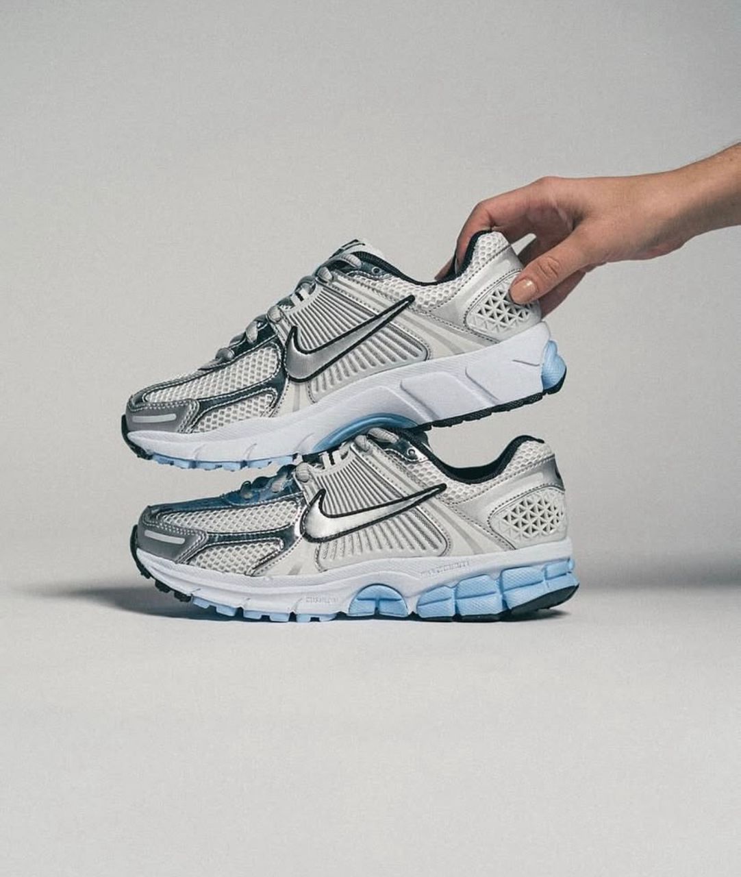 Zoom Vomero 5 Platinum Tint ou Photon Dust Metallic Silver.