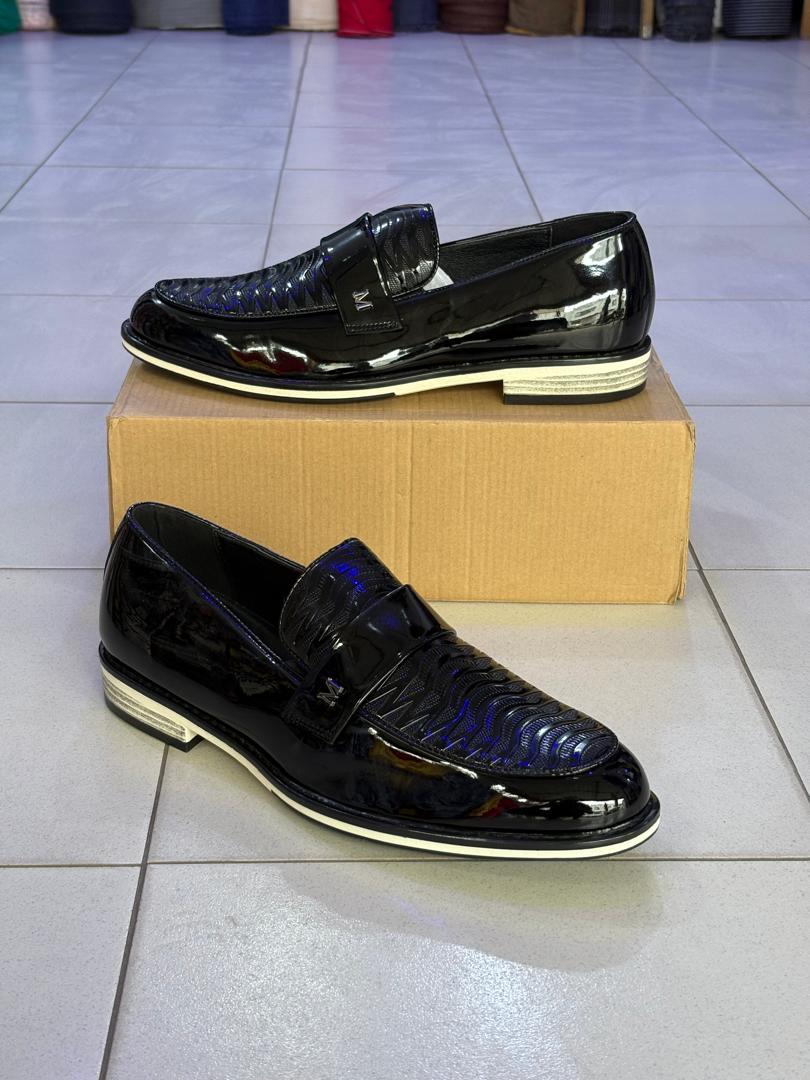 mocassins noirs pour hommes en cuir verni, avec un motif texturé