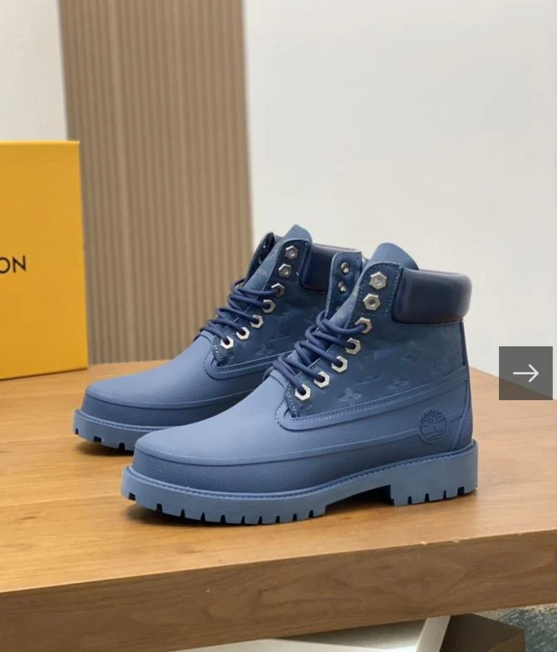 bottes Louis Vuitton x Timberland bleues.