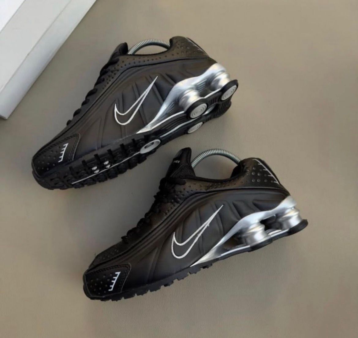 Nike Shox R4