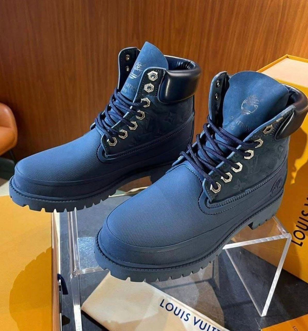 bottes Louis Vuitton x Timberland bleues.