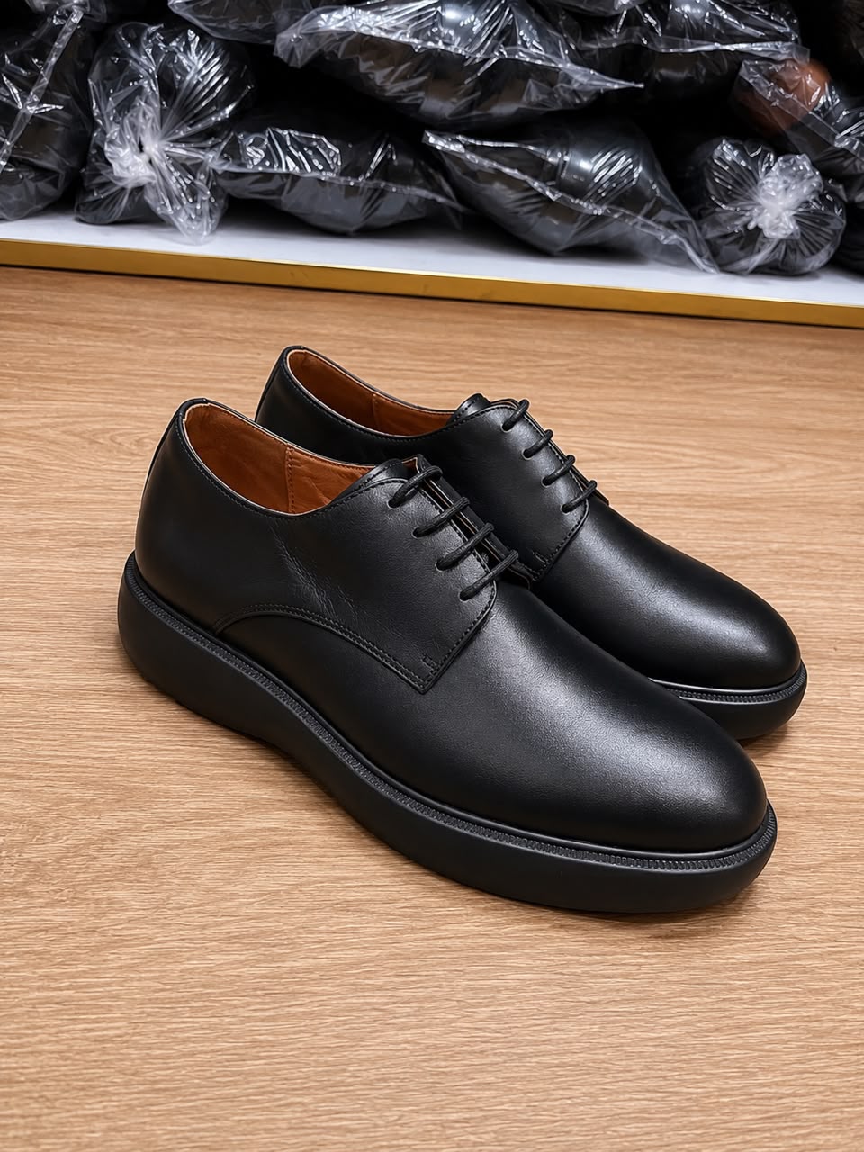 Chaussure de ville soulier Derby).