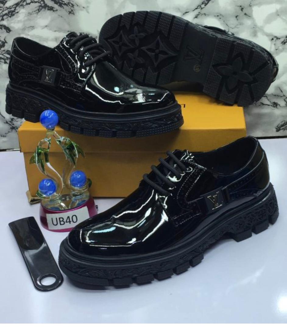 souliers Louis Vuitton en cuir verni noir