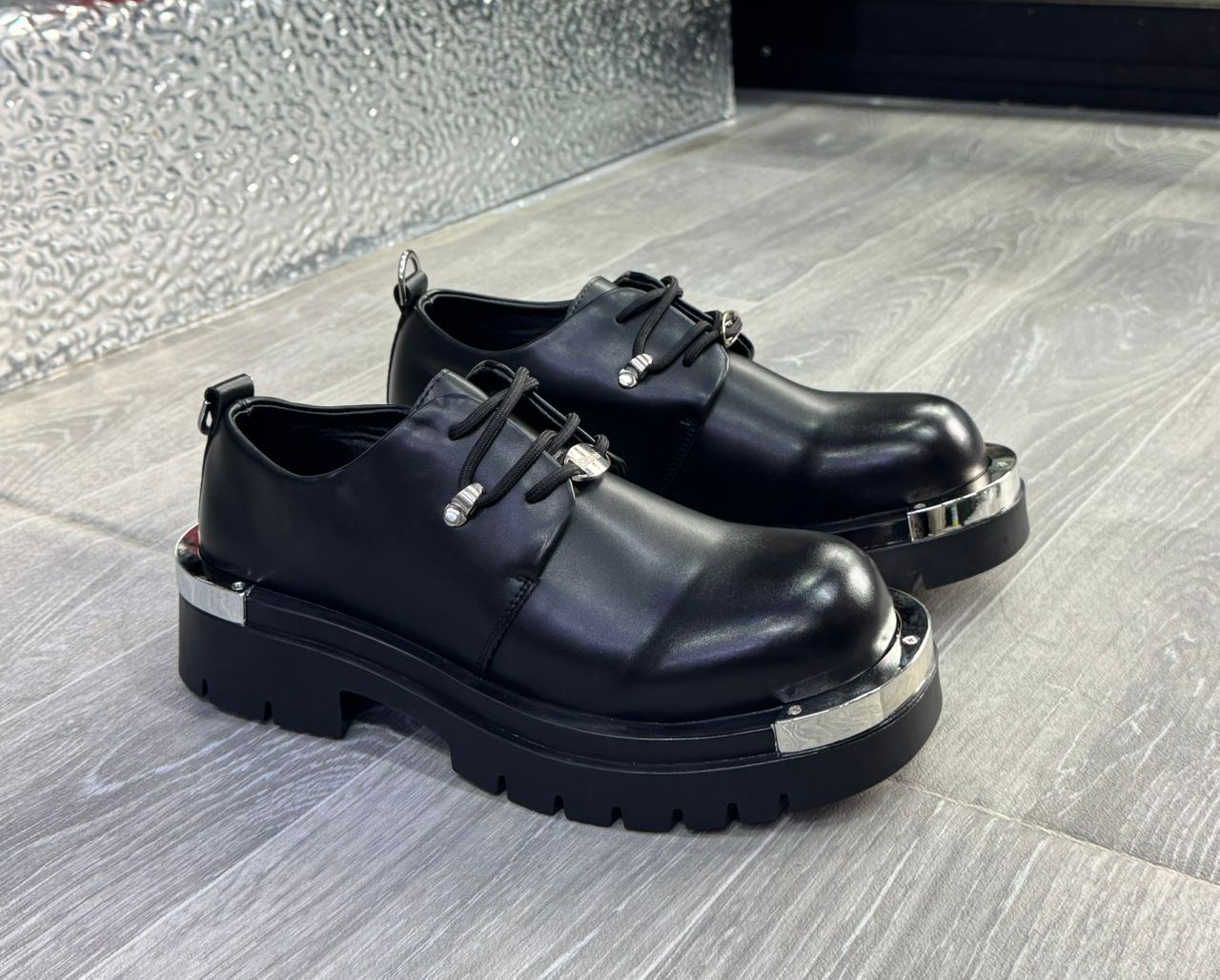 derbies à plateforme en cuir noir avec des détails en métal argenté