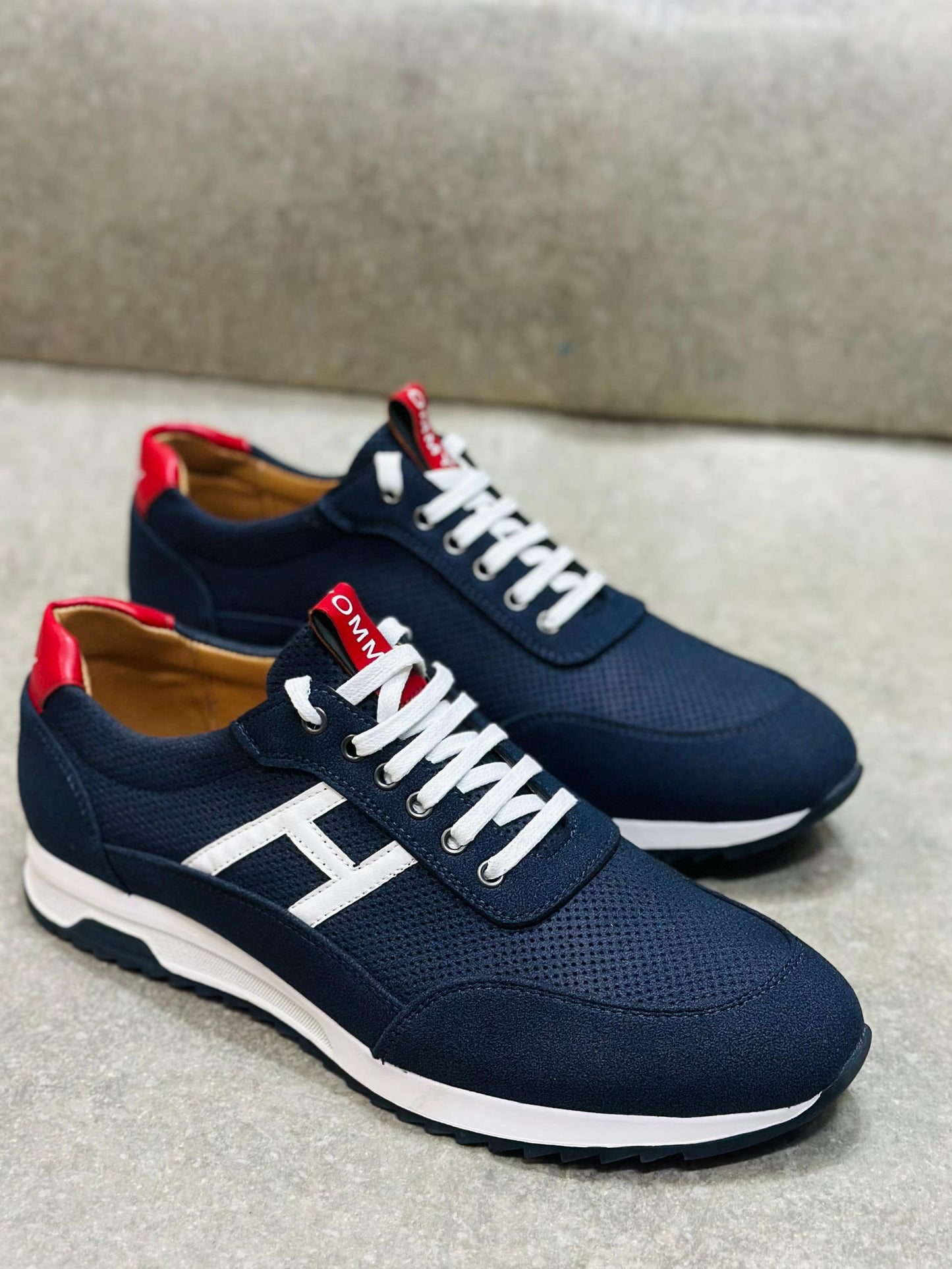 Tommy Hilfiger.
