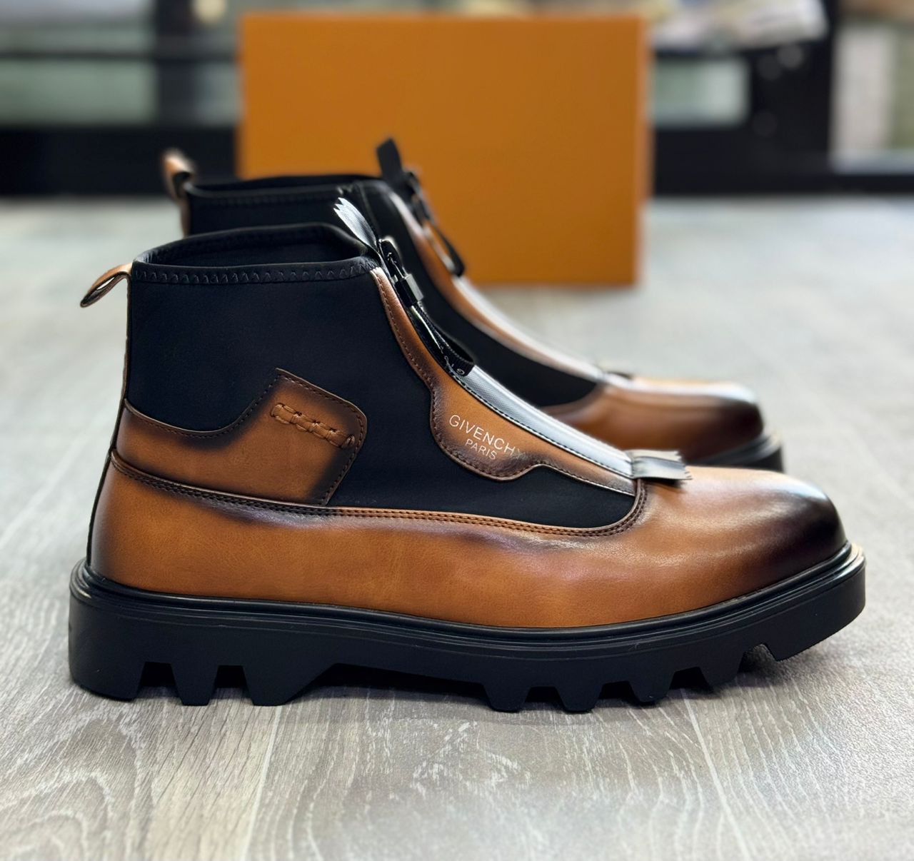 bottines de combat Givenchy en cuir et néoprène (Givenchy