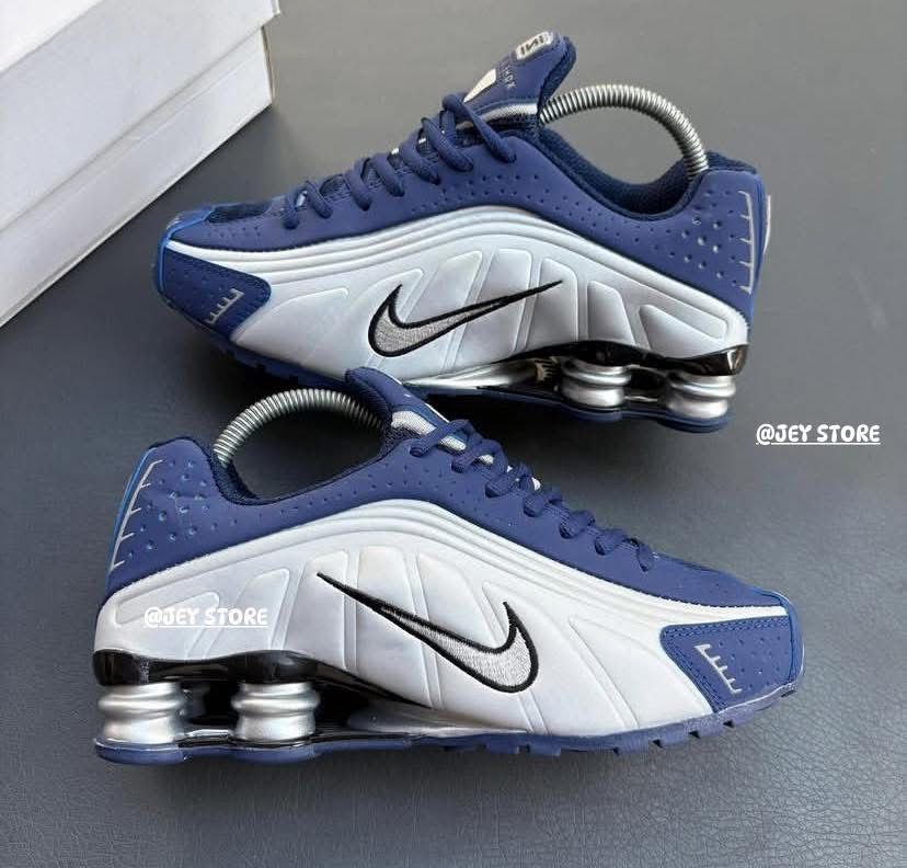 Nike Shox R4.