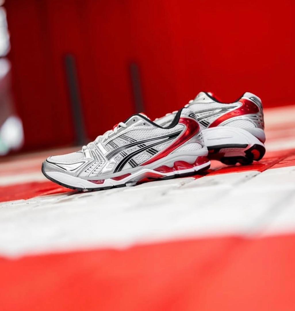 Asics Gel-Kayano 14 dans le coloris "White Classic Red".