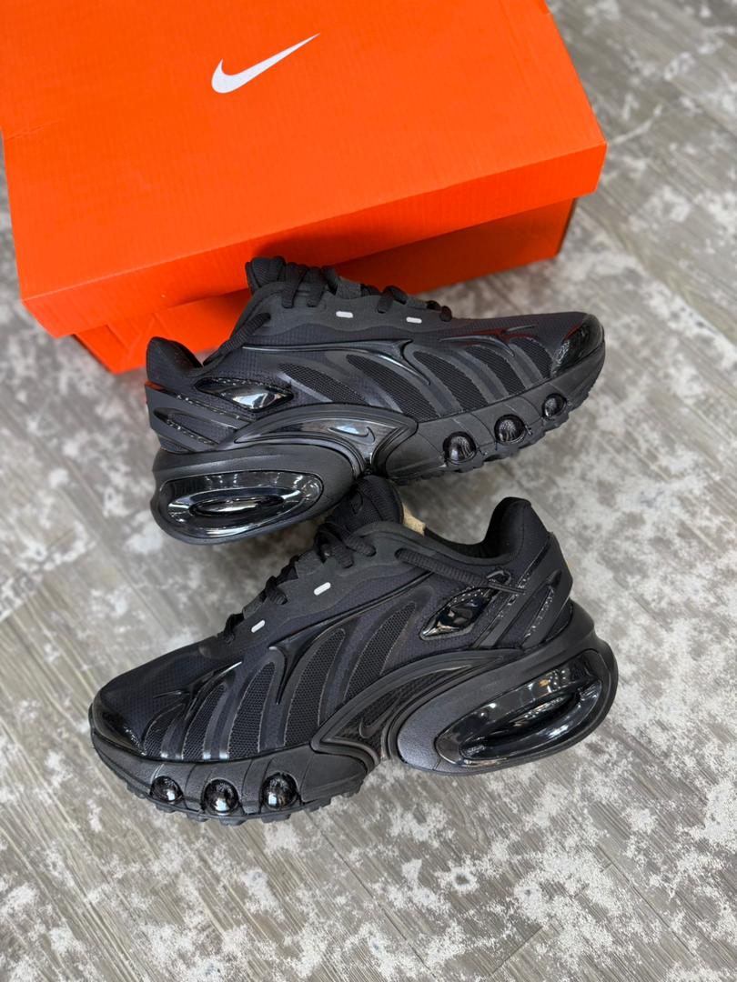baskets Nike Air Max Dn8 de couleur noire.