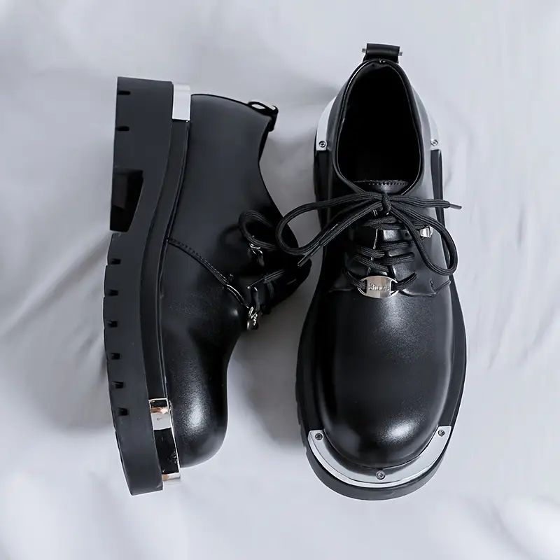 derbies à plateforme en cuir noir avec des détails en métal argenté