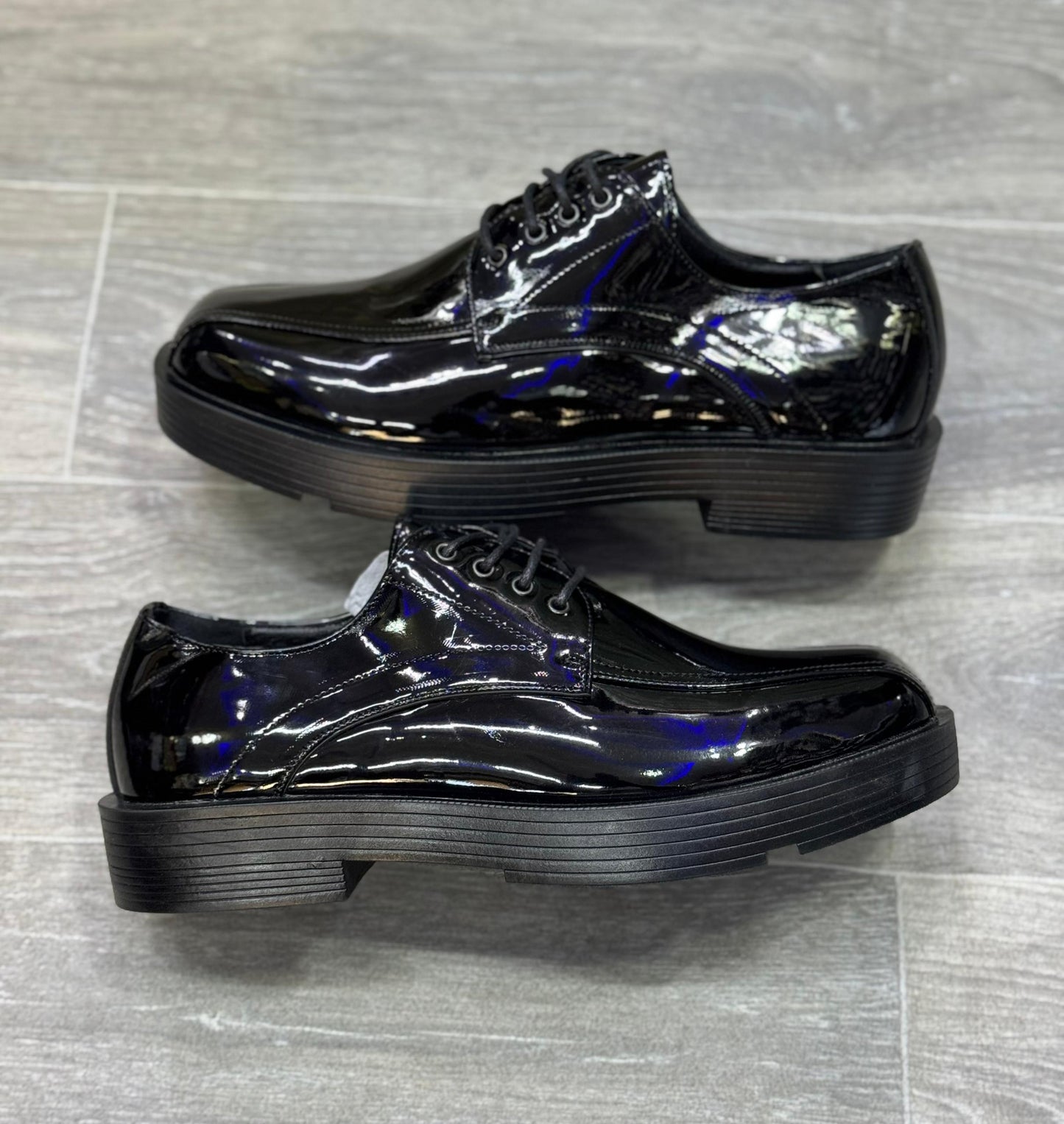 chaussures habillées en cuir verni noir,