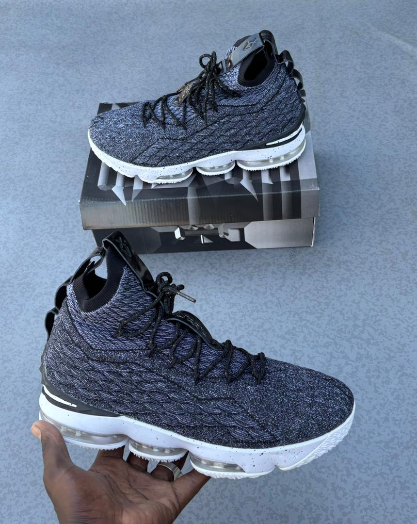 Nike LeBron 15,