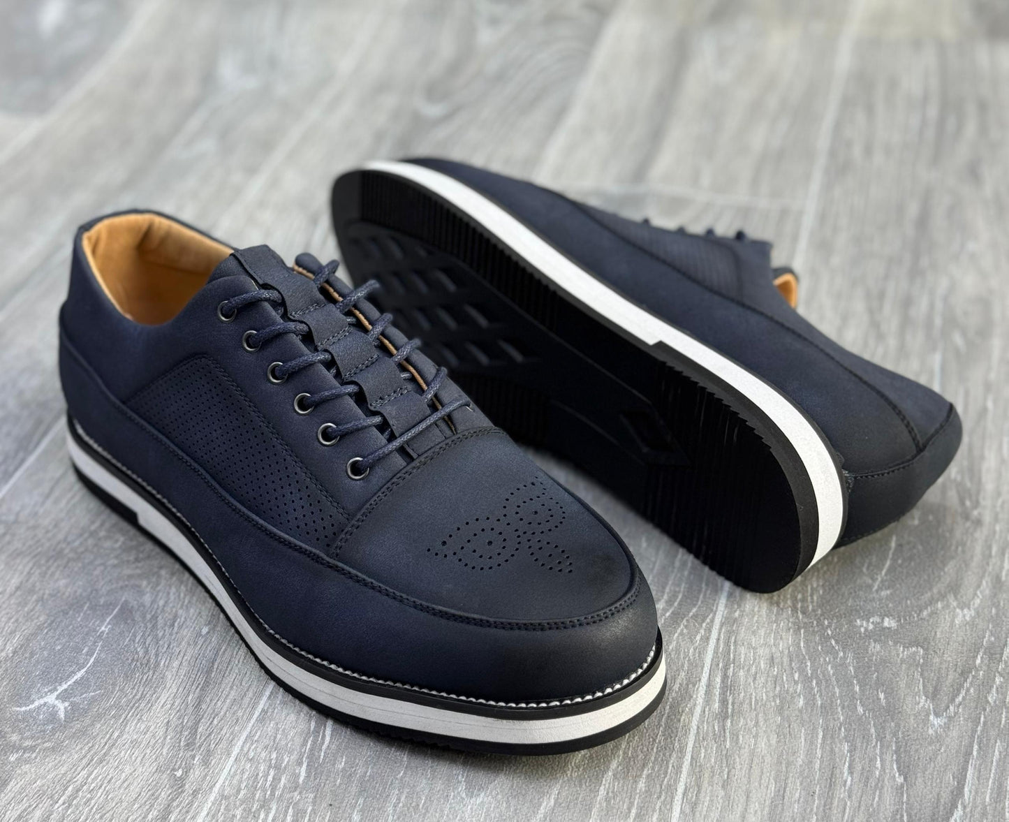 chaussures de sport habillées bleues avec des semelles blanches et un laçage assorti.