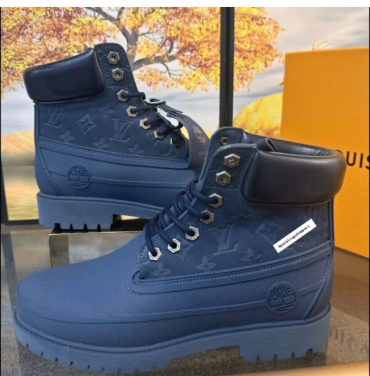 bottes Louis Vuitton x Timberland bleues.